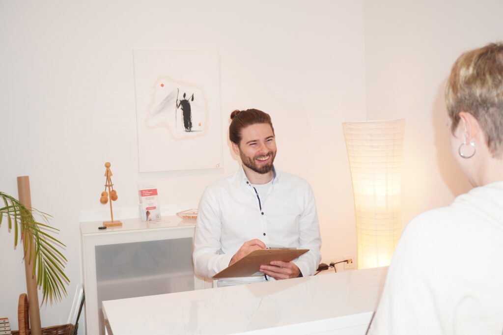 Oliver Hox lacht während eines Sitzung mit einer Patientin