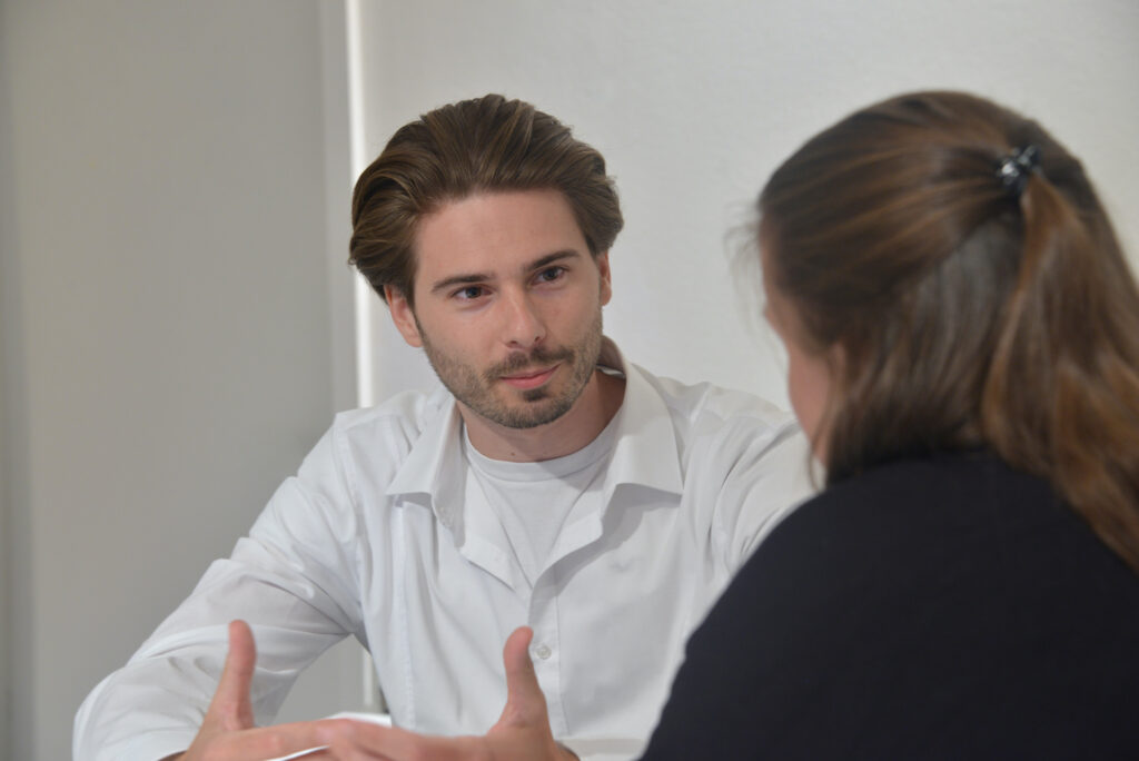 Beratungsgespräch und Therapiesitzung zwischen Oliver Hox und einer Patientin.