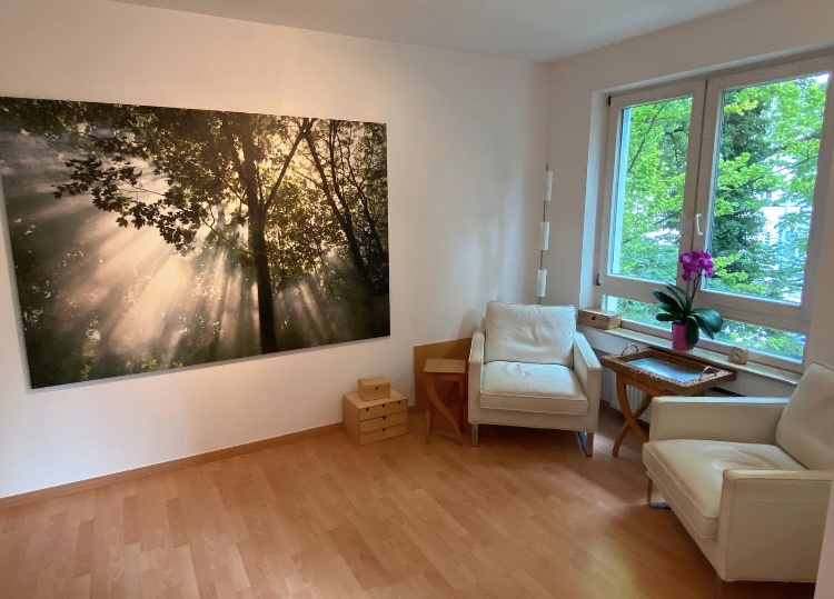 Gesprächspsychotherapie Behandlungsraum mit moderner Einrichtung und entspannter Atmosphäre.