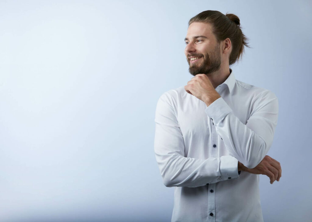 Oliver Hox posiert freundlich und professionell vor neutralem Hintergrund.