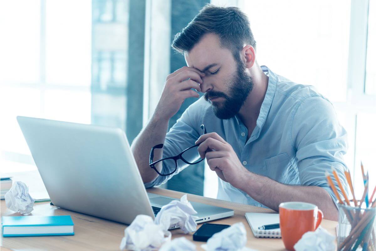 Erschoepfter Mann am Arbeitsplatz – Dauer-Funktionieren, Stress und innere Anspannung