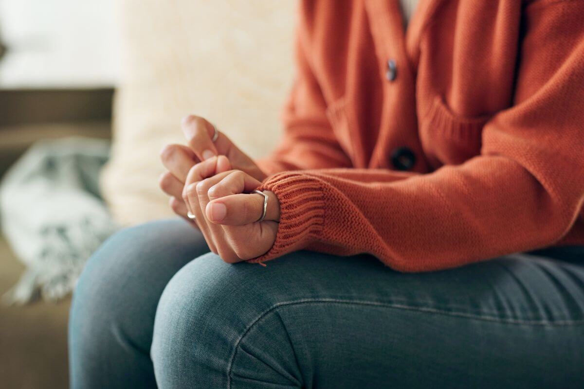 Nahaufnahme einer Person mit angespannten Händen – Sinnbild für innere Unruhe und körperliche Anspannung bei Angststörungen.