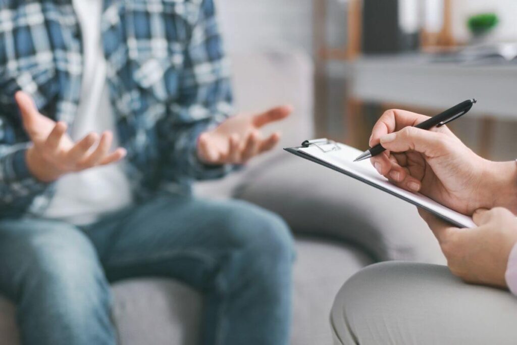 Therapiegespräch in einer Praxis für Psychotherapie in Köln – Klient spricht mit Heilpraktiker über Angststörungen und Wege zur Unterstützung