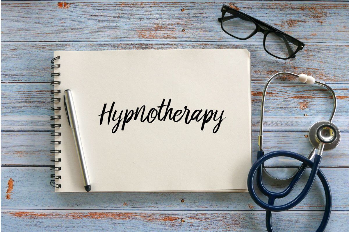 Notizbuch mit dem Schriftzug „Hypnotherapy“ als Symbol für die Definition und Erklärung der Hypnosetherapie