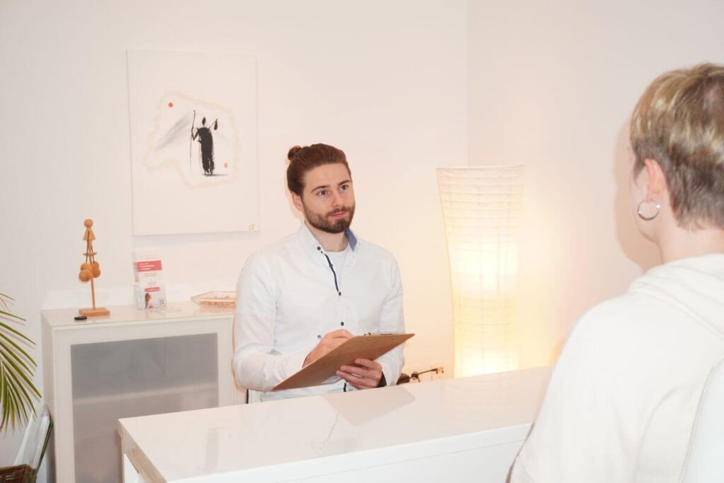 Heilpraktiker für Psychotherapie begleitet Klientin bei Emetophobie und Angst vor Erbrechen in Köln